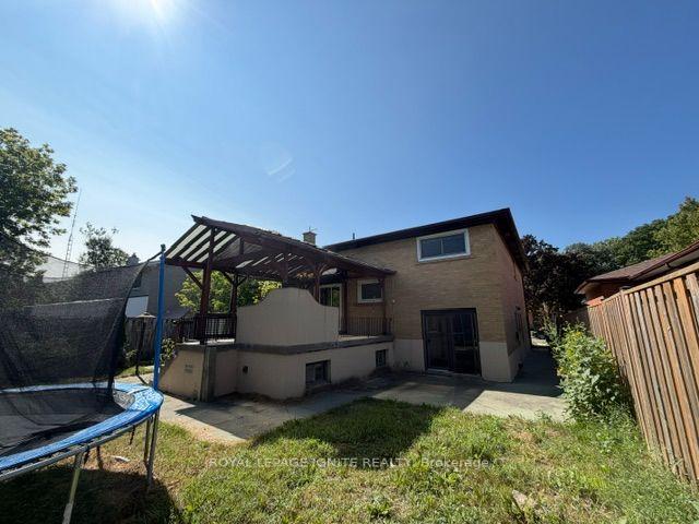 Photo 39 of 11 Fulwell Crescent, North York, York University Heights — HOMEH