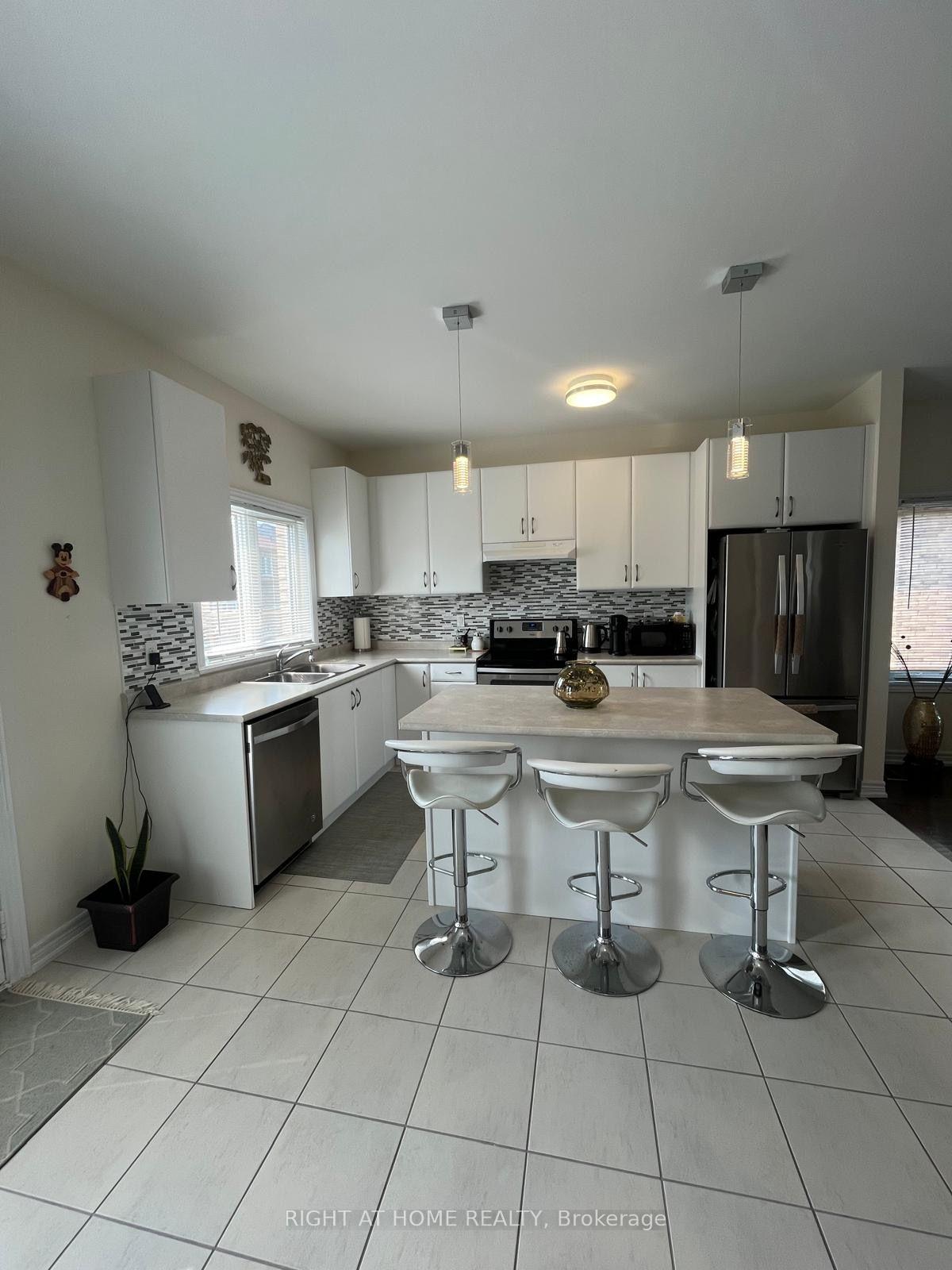 Photo 4 of 32 Middleton Drive, Wasaga Beach — HOMEH