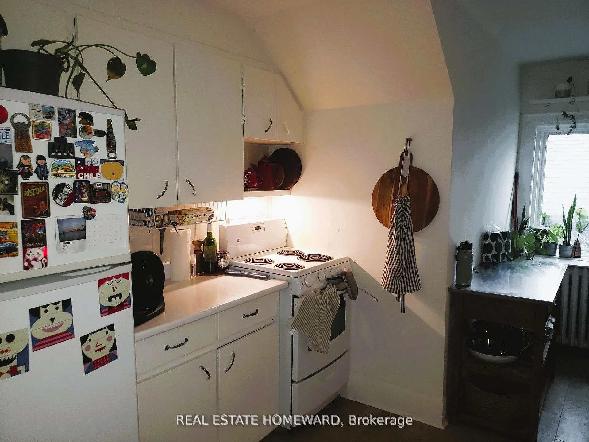Photo 3 of Unit 4, 435 Parkside Drive, Toronto, High Park-Swansea — HOMEH