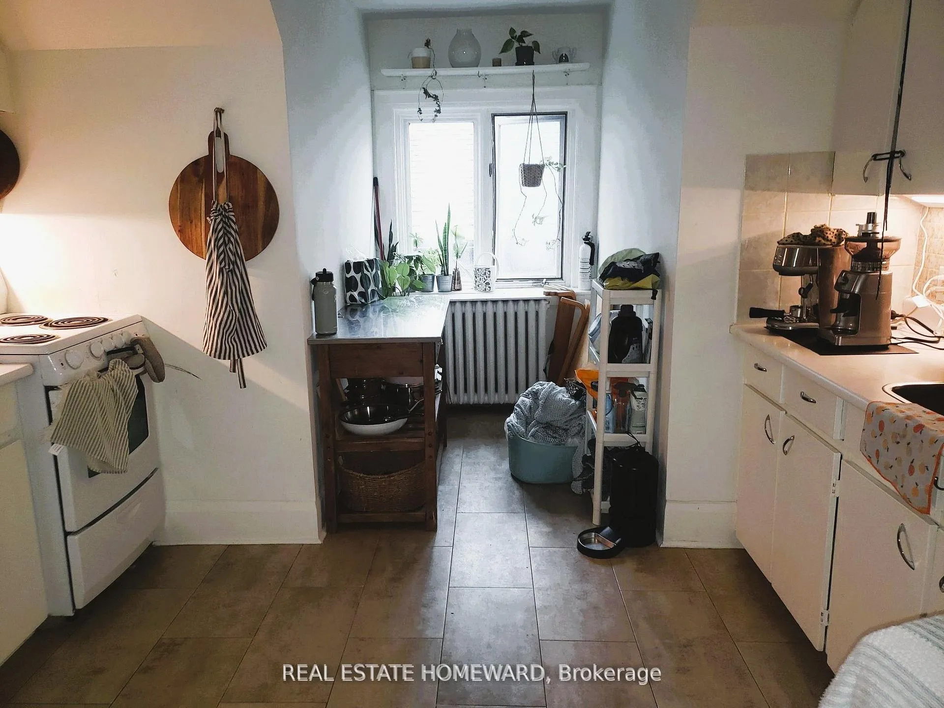 Photo 5 of Unit 4, 435 Parkside Drive, Toronto, High Park-Swansea — HOMEH
