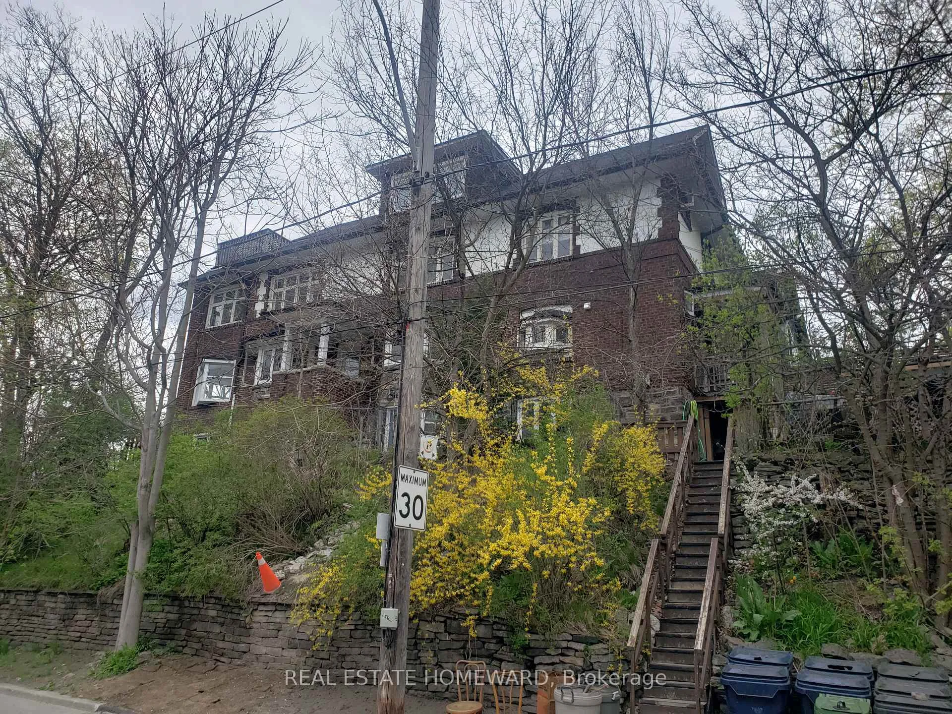 Photo 2 of Unit 4, 435 Parkside Drive, Toronto, High Park-Swansea — HOMEH