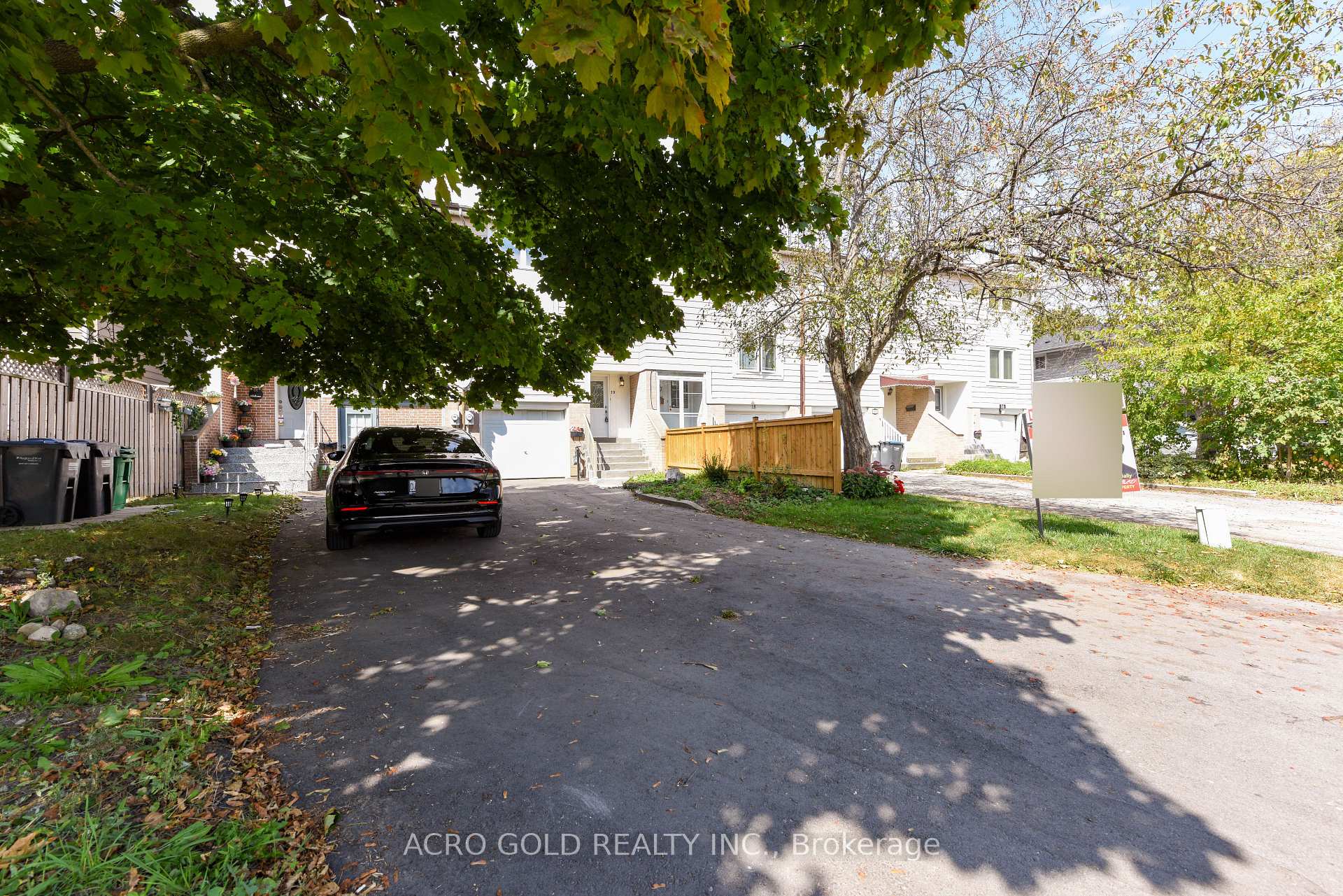Photo 2 of 19 Hoskins Square, Brampton, Central Park — HOMEH