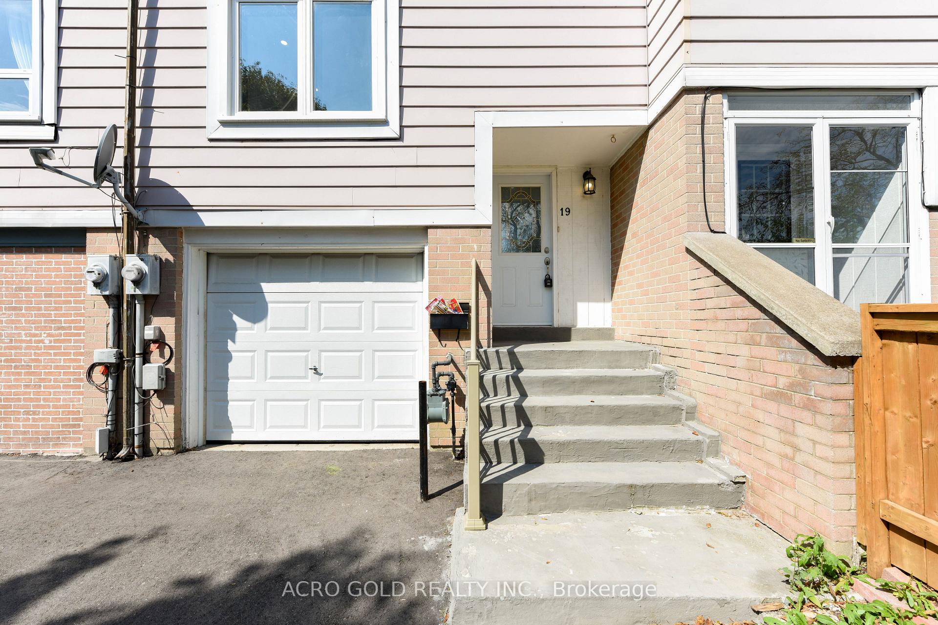 Photo 3 of 19 Hoskins Square, Brampton, Central Park — HOMEH