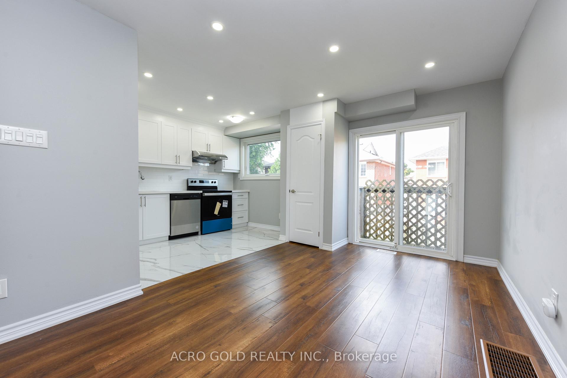 Photo 6 of 19 Hoskins Square, Brampton, Central Park — HOMEH