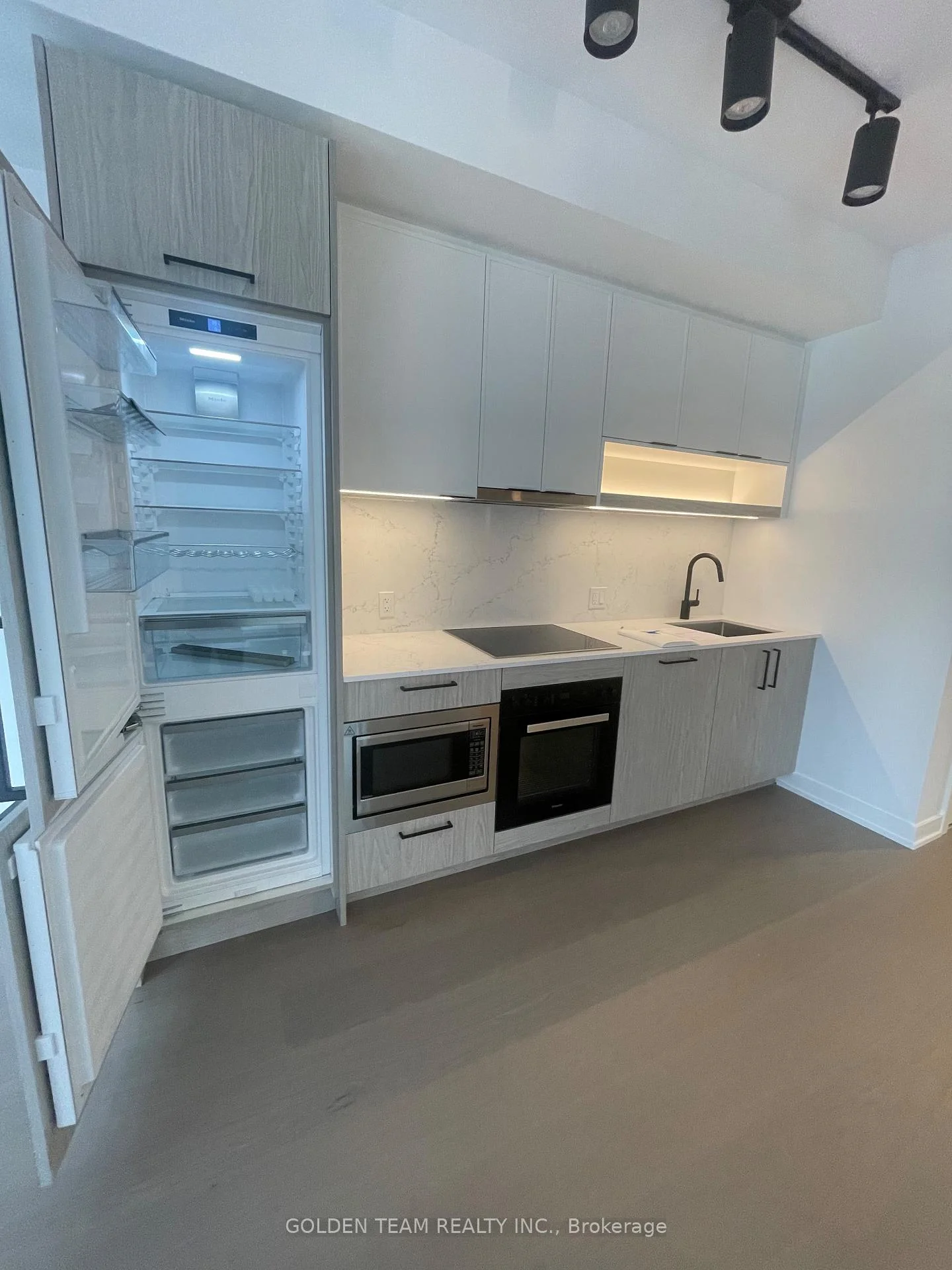 Photo 7 of Unit 1701, 91 Montclair Avenue, Toronto, Forest Hill South — HOMEH