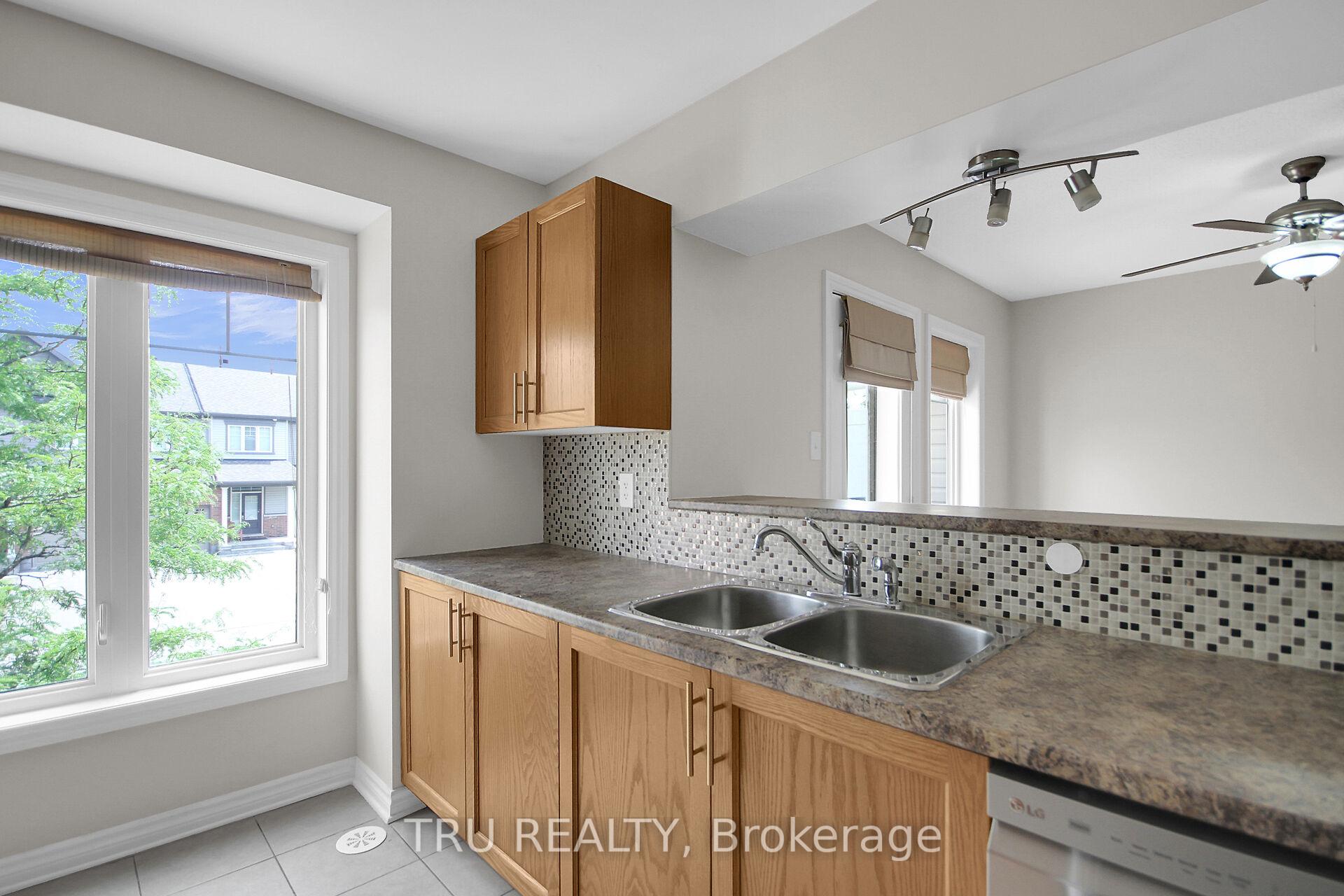 Photo 10 of 2505 Waterlilly Way, Ottawa, Barrhaven - Heritage Park — HOMEH
