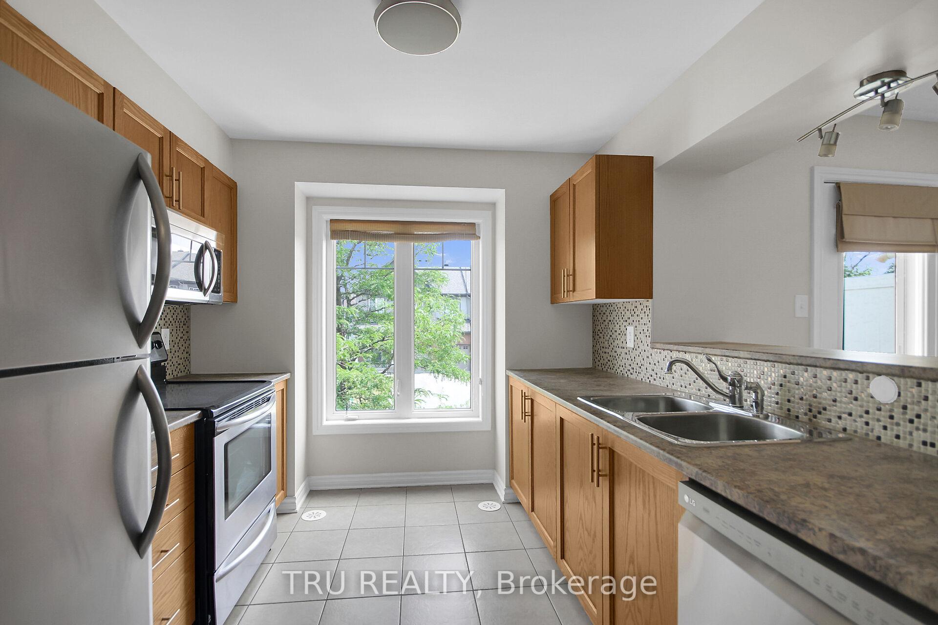 Photo 12 of 2505 Waterlilly Way, Ottawa, Barrhaven - Heritage Park — HOMEH