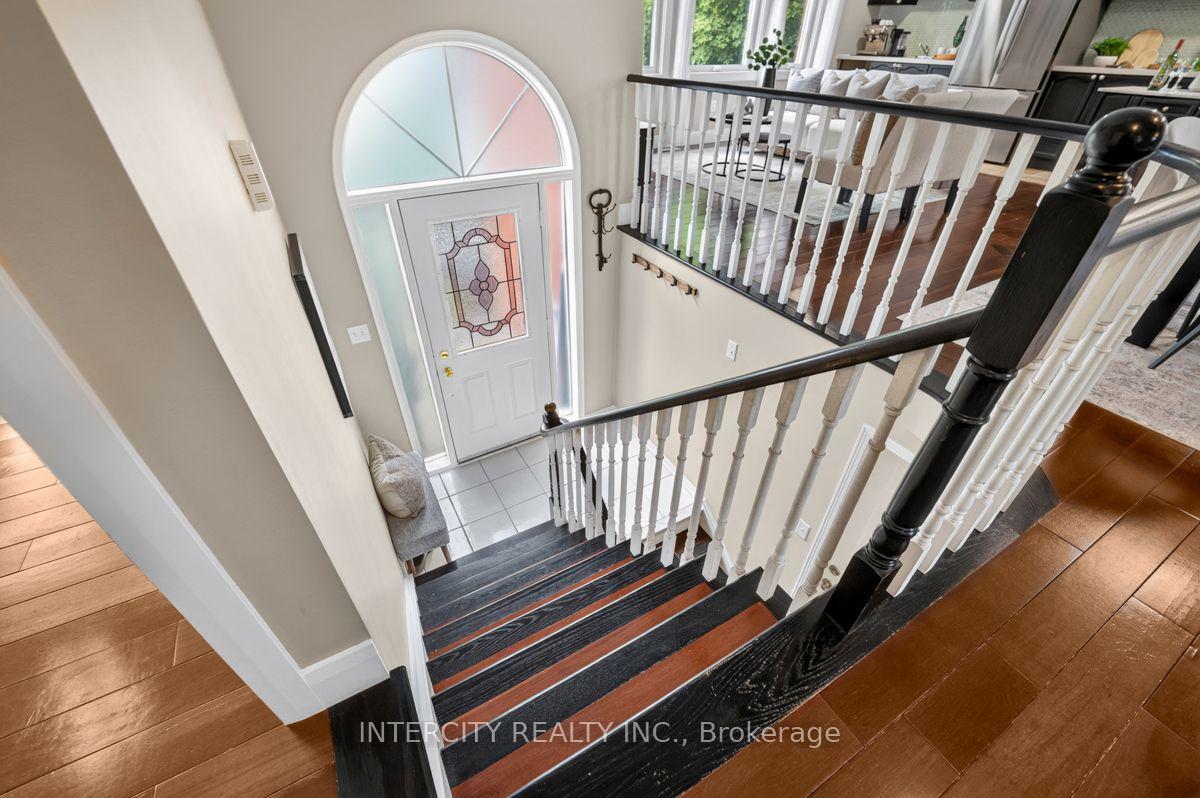 Photo 3 of 6 Compton Crescent, Bradford West Gwillimbury, Bradford — HOMEH