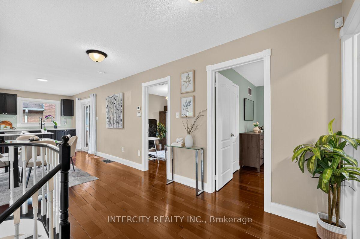 Photo 4 of 6 Compton Crescent, Bradford West Gwillimbury, Bradford — HOMEH