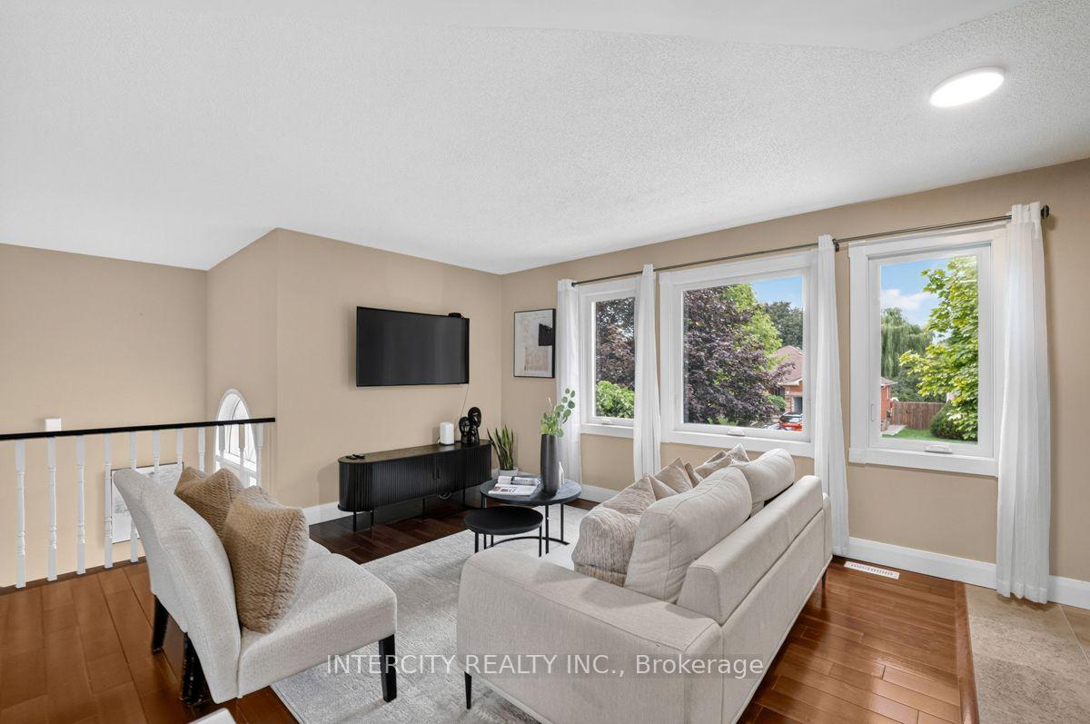 Photo 10 of 6 Compton Crescent, Bradford West Gwillimbury, Bradford — HOMEH