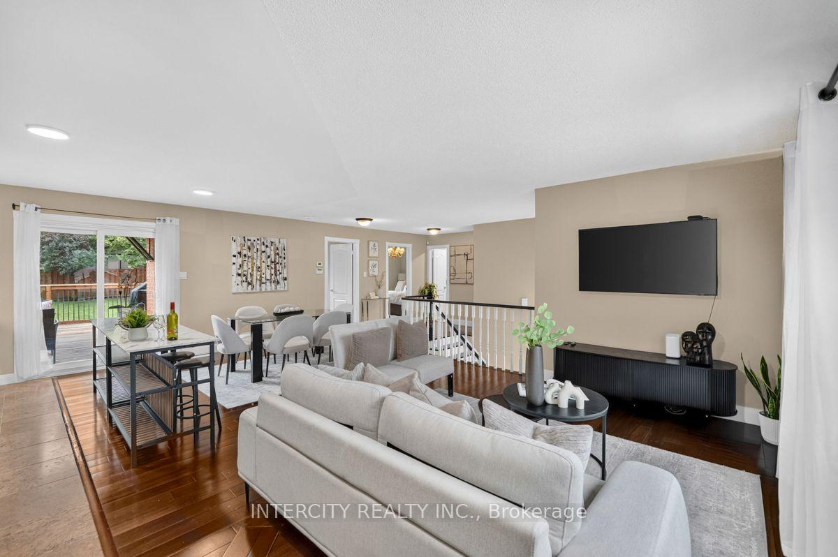 Photo 11 of 6 Compton Crescent, Bradford West Gwillimbury, Bradford — HOMEH