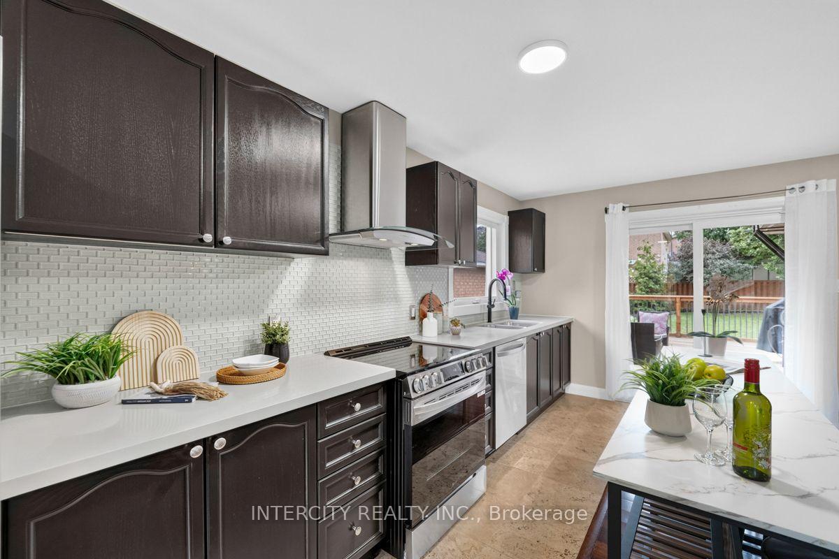 Photo 16 of 6 Compton Crescent, Bradford West Gwillimbury, Bradford — HOMEH