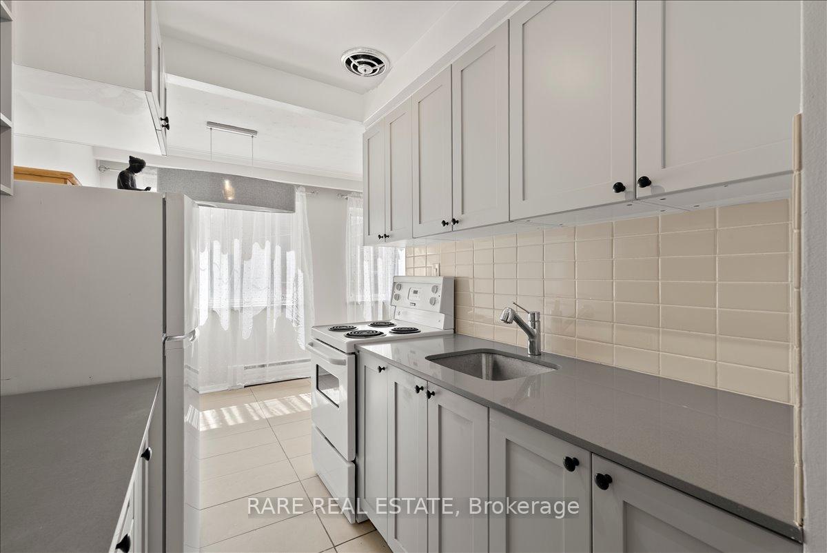 Photo 2 of Unit 4, 2 Twenty First Street, Etobicoke, New Toronto — HOMEH