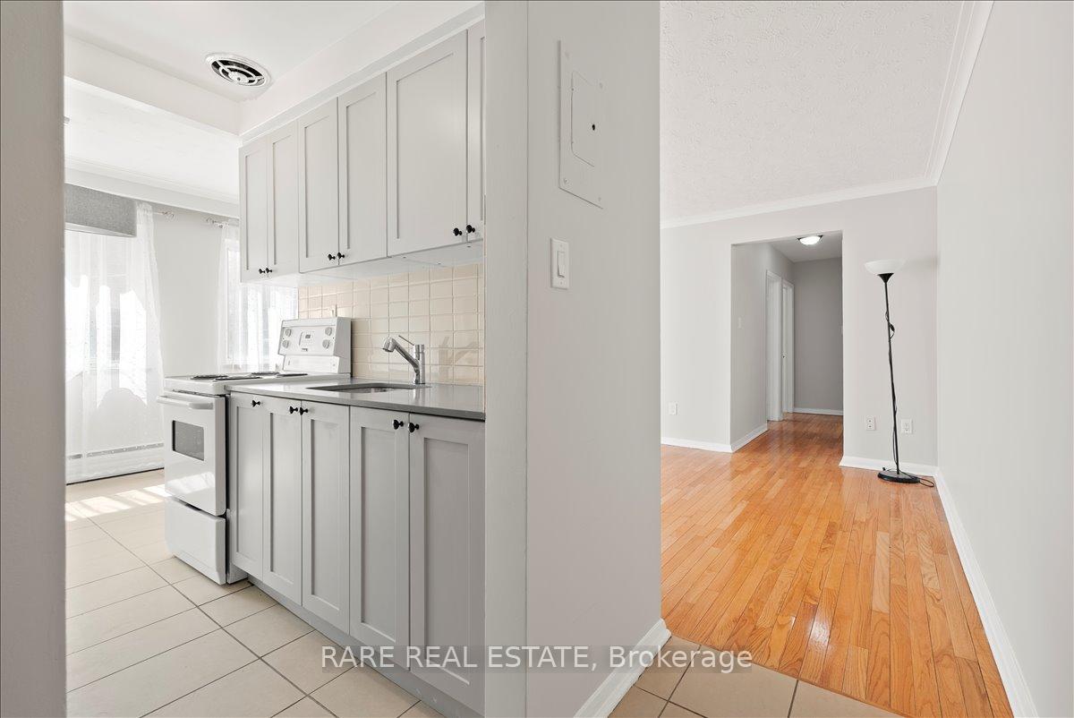Photo 3 of Unit 4, 2 Twenty First Street, Etobicoke, New Toronto — HOMEH