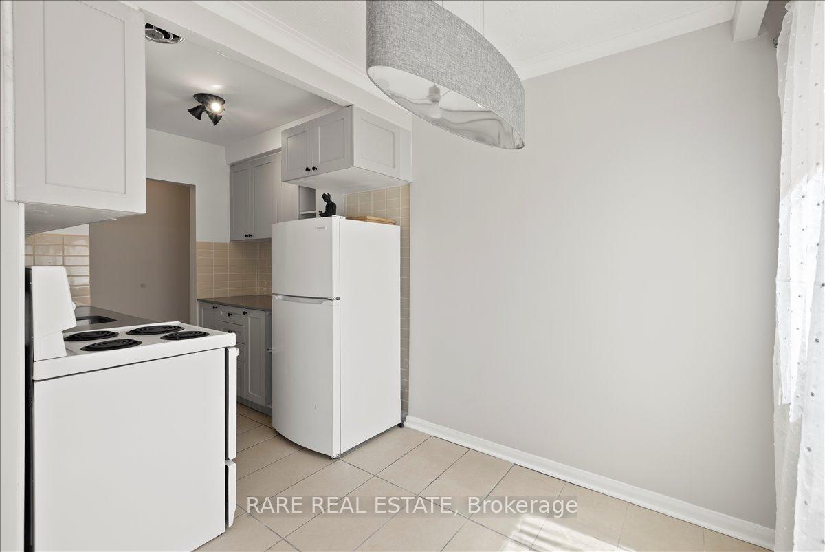 Photo 5 of Unit 4, 2 Twenty First Street, Etobicoke, New Toronto — HOMEH