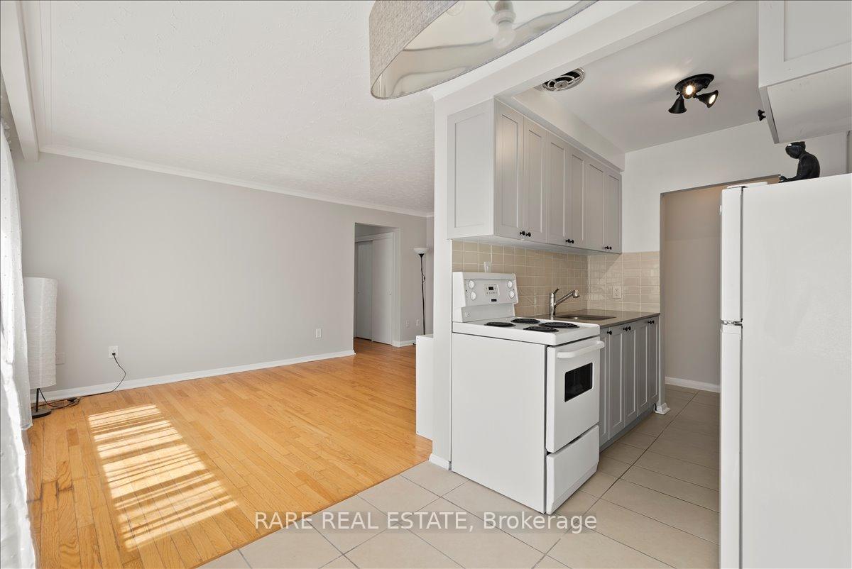 Photo 6 of Unit 4, 2 Twenty First Street, Etobicoke, New Toronto — HOMEH
