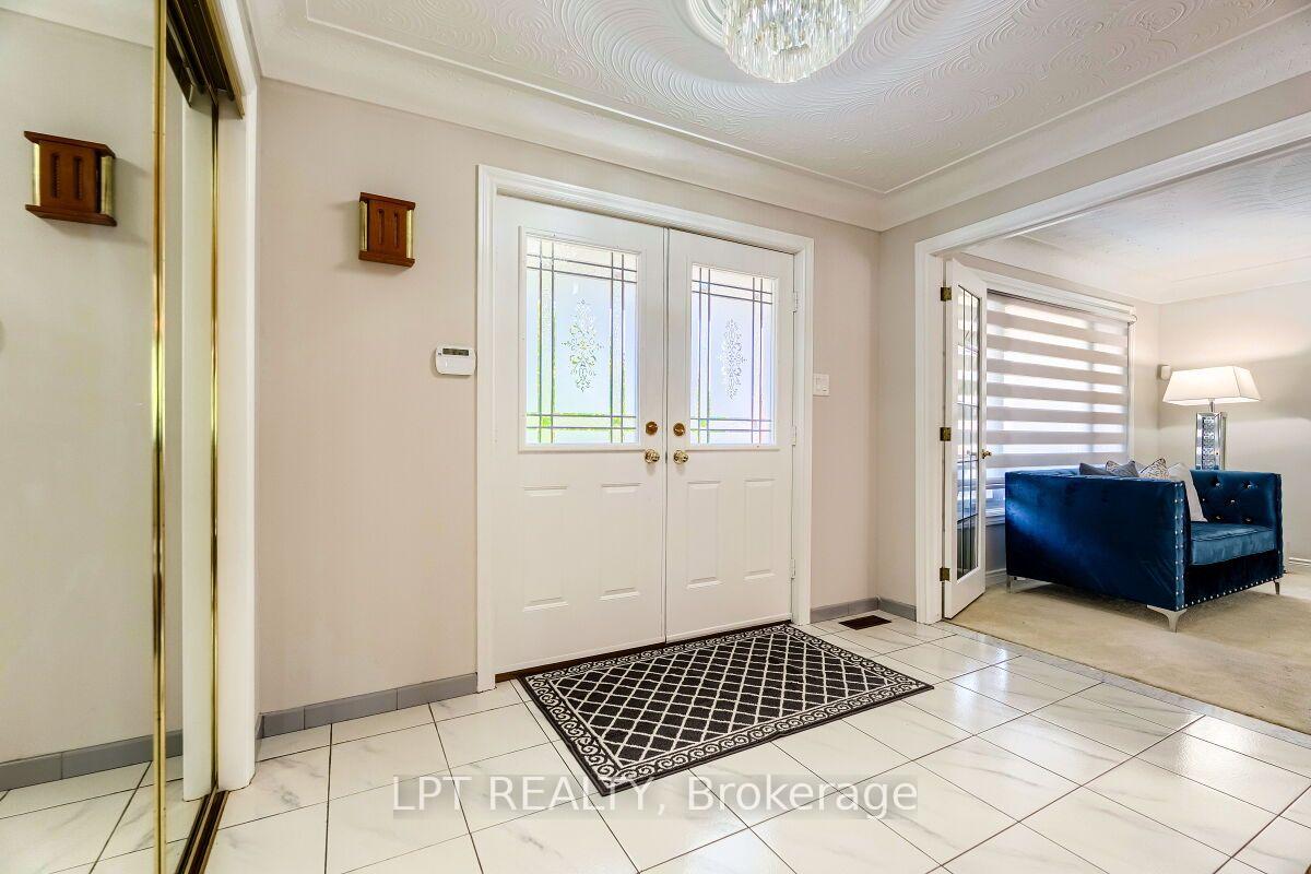 Photo 4 of 16 Vogue Court, Hamilton, Stoney Creek — HOMEH