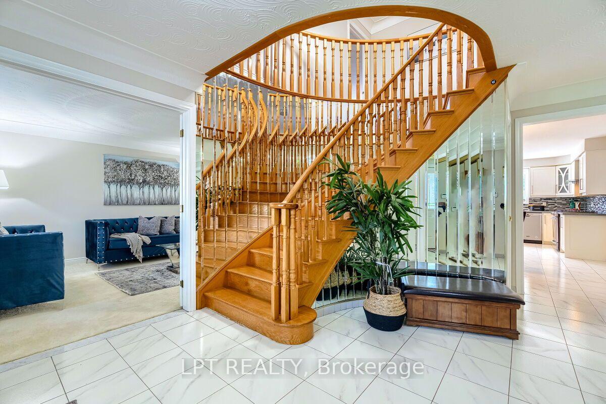 Photo 5 of 16 Vogue Court, Hamilton, Stoney Creek — HOMEH