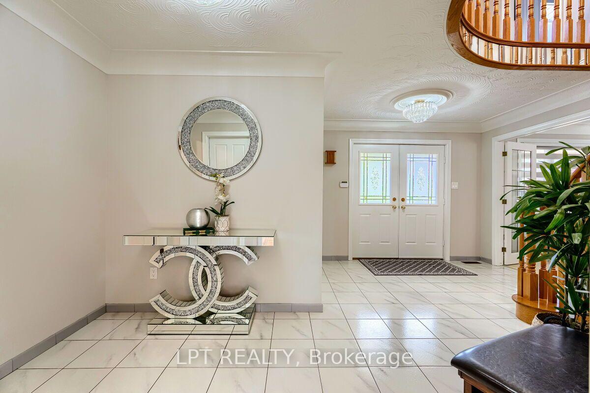 Photo 6 of 16 Vogue Court, Hamilton, Stoney Creek — HOMEH