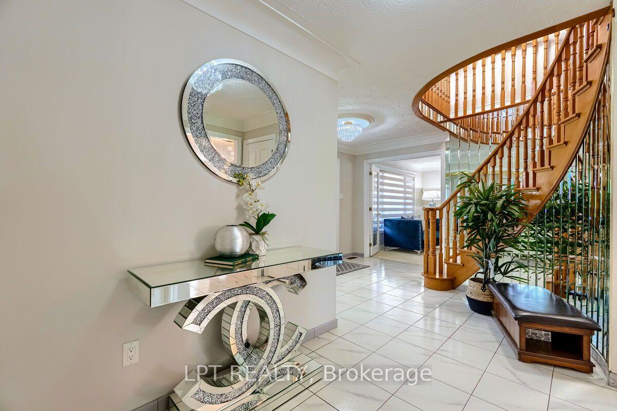 Photo 7 of 16 Vogue Court, Hamilton, Stoney Creek — HOMEH