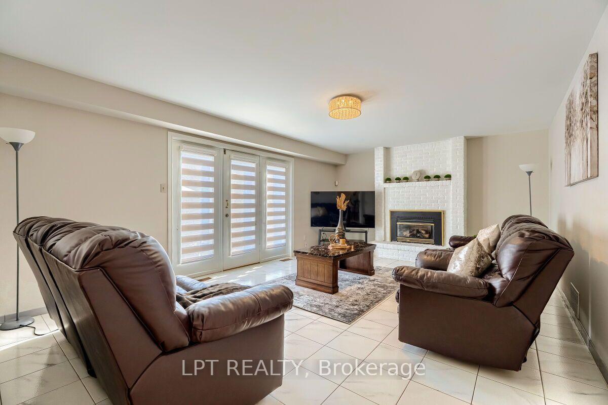 Photo 11 of 16 Vogue Court, Hamilton, Stoney Creek — HOMEH