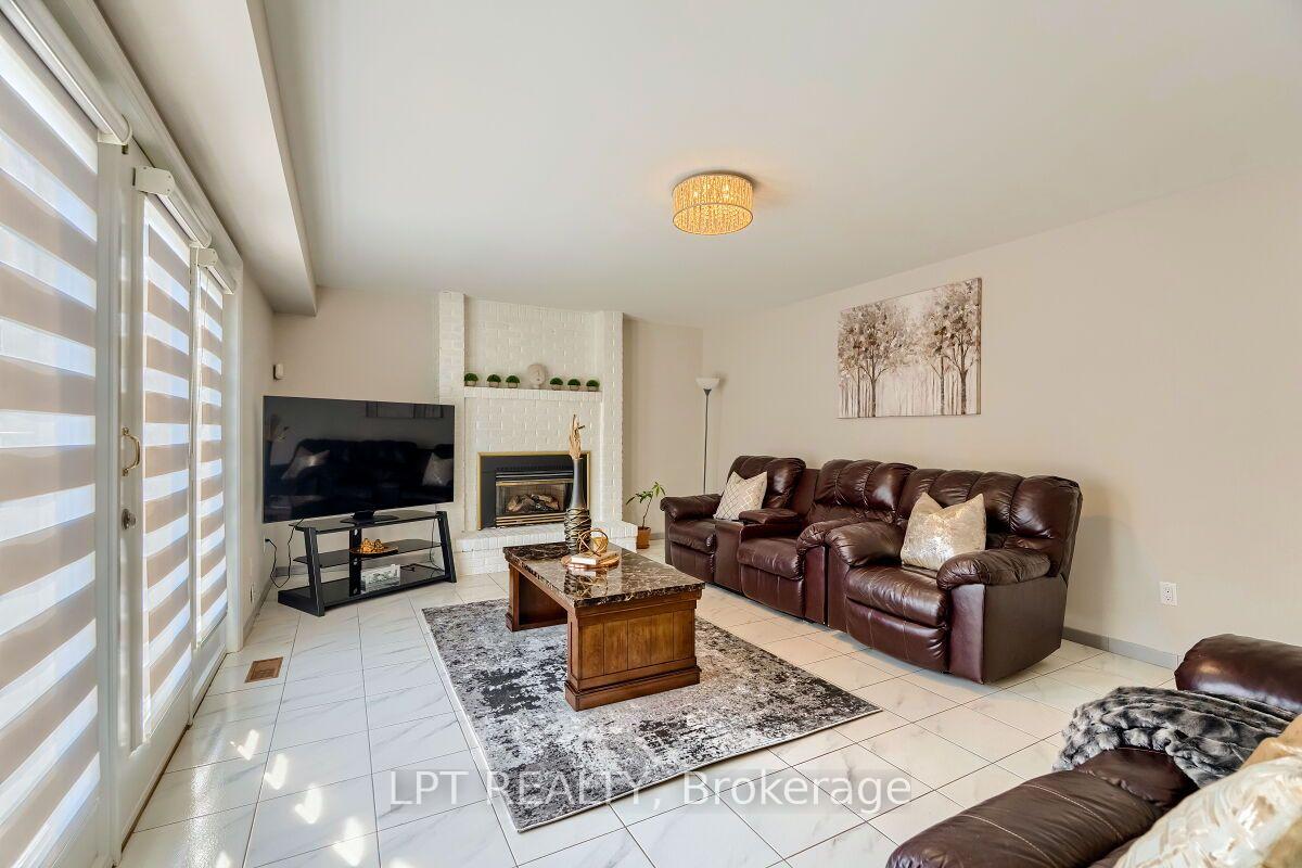 Photo 12 of 16 Vogue Court, Hamilton, Stoney Creek — HOMEH