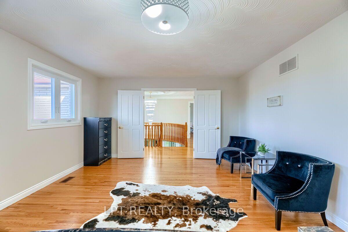 Photo 23 of 16 Vogue Court, Hamilton, Stoney Creek — HOMEH