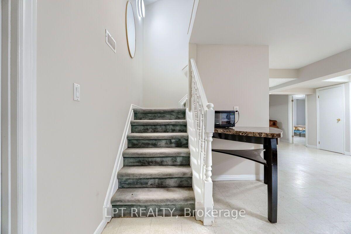 Photo 36 of 16 Vogue Court, Hamilton, Stoney Creek — HOMEH
