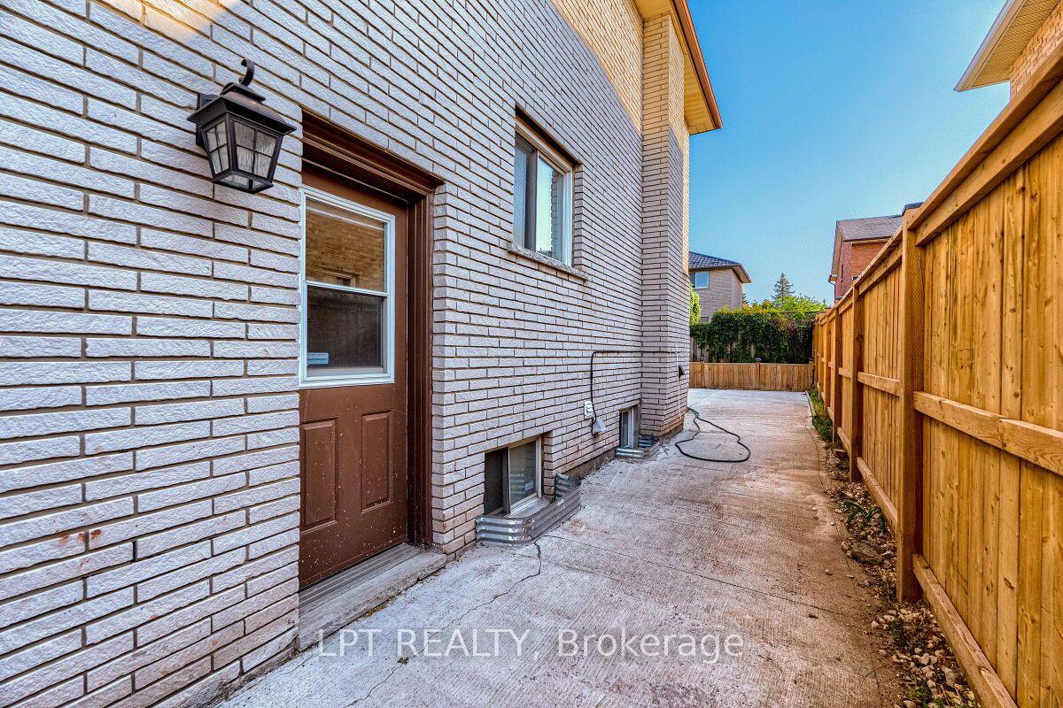 Photo 44 of 16 Vogue Court, Hamilton, Stoney Creek — HOMEH