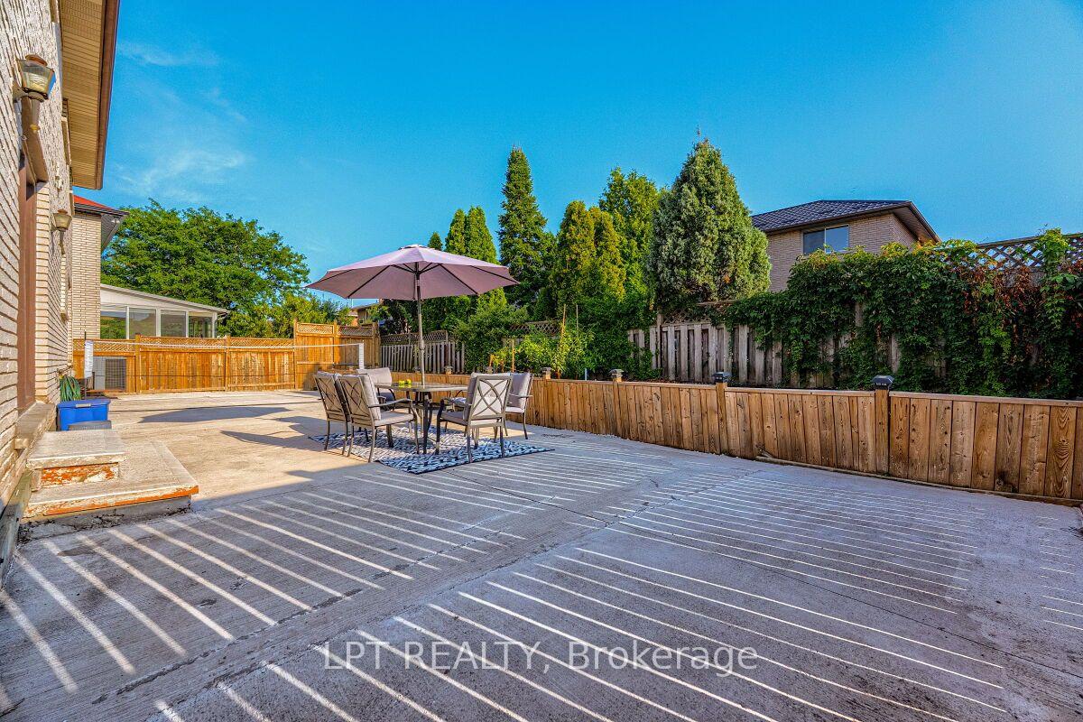 Photo 45 of 16 Vogue Court, Hamilton, Stoney Creek — HOMEH