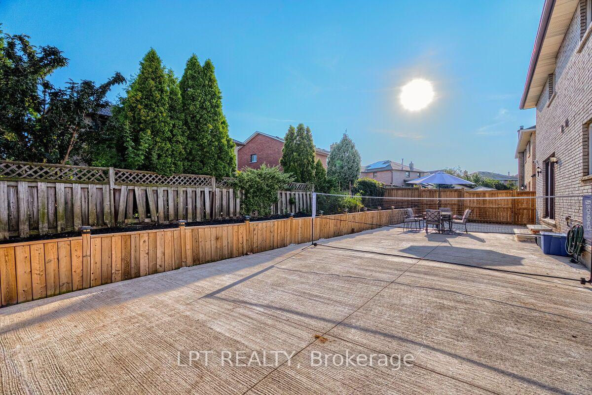 Photo 46 of 16 Vogue Court, Hamilton, Stoney Creek — HOMEH
