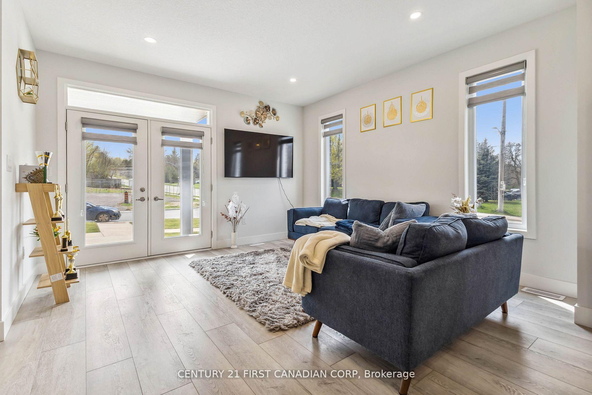 Photo 17 of Unit 21, 990 Deveron Crescent, London, South J — HOMEH