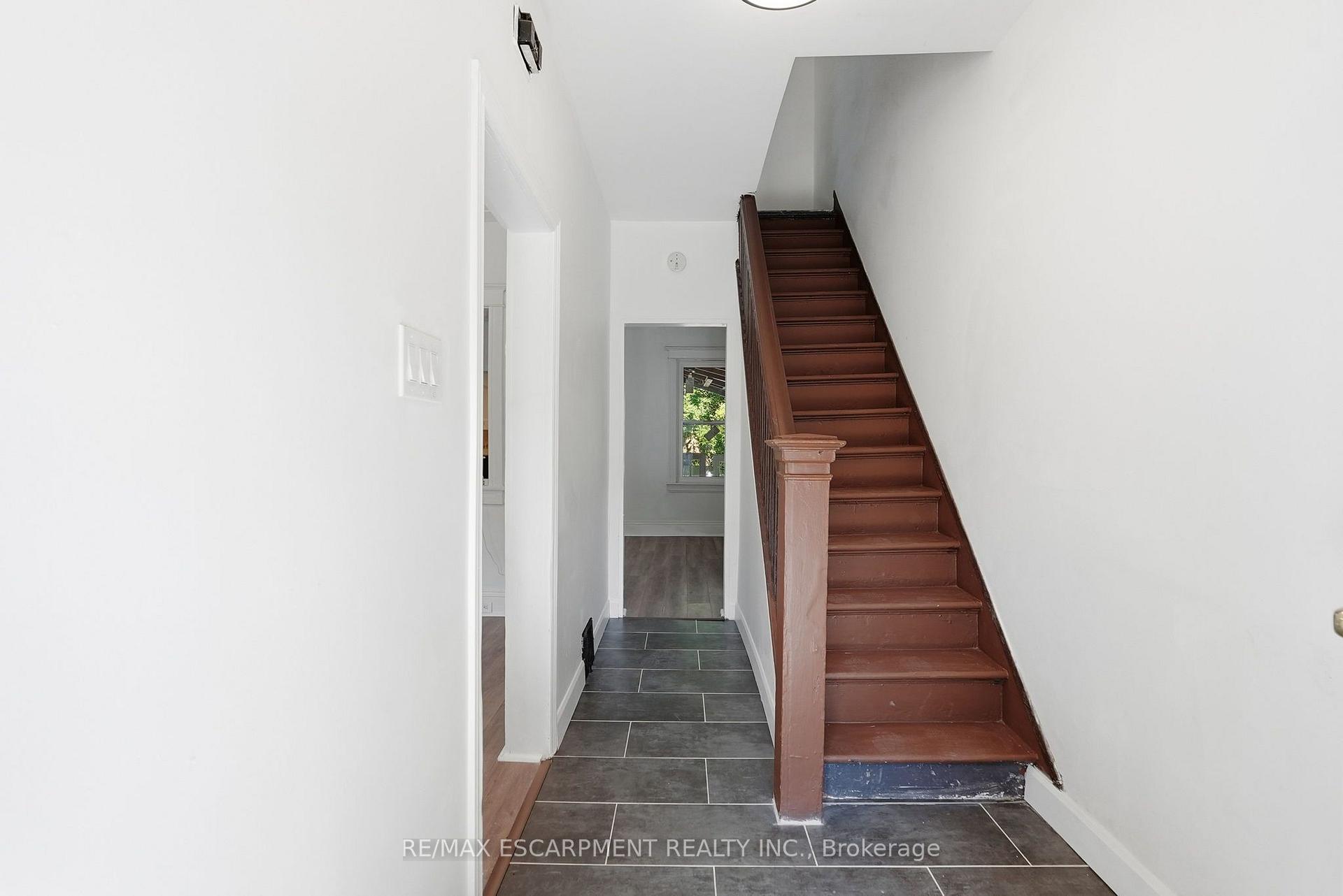 Photo 4 of 41 Barnesdale Avenue N, Hamilton, Stipley — HOMEH