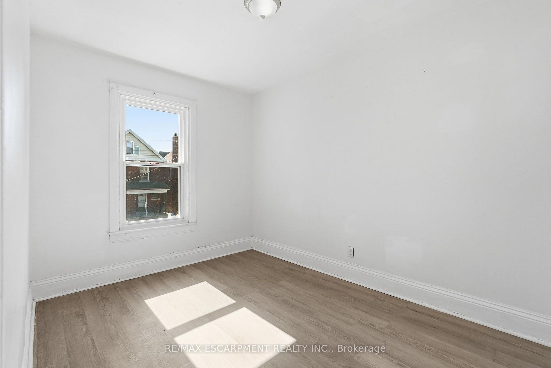 Photo 17 of 41 Barnesdale Avenue N, Hamilton, Stipley — HOMEH