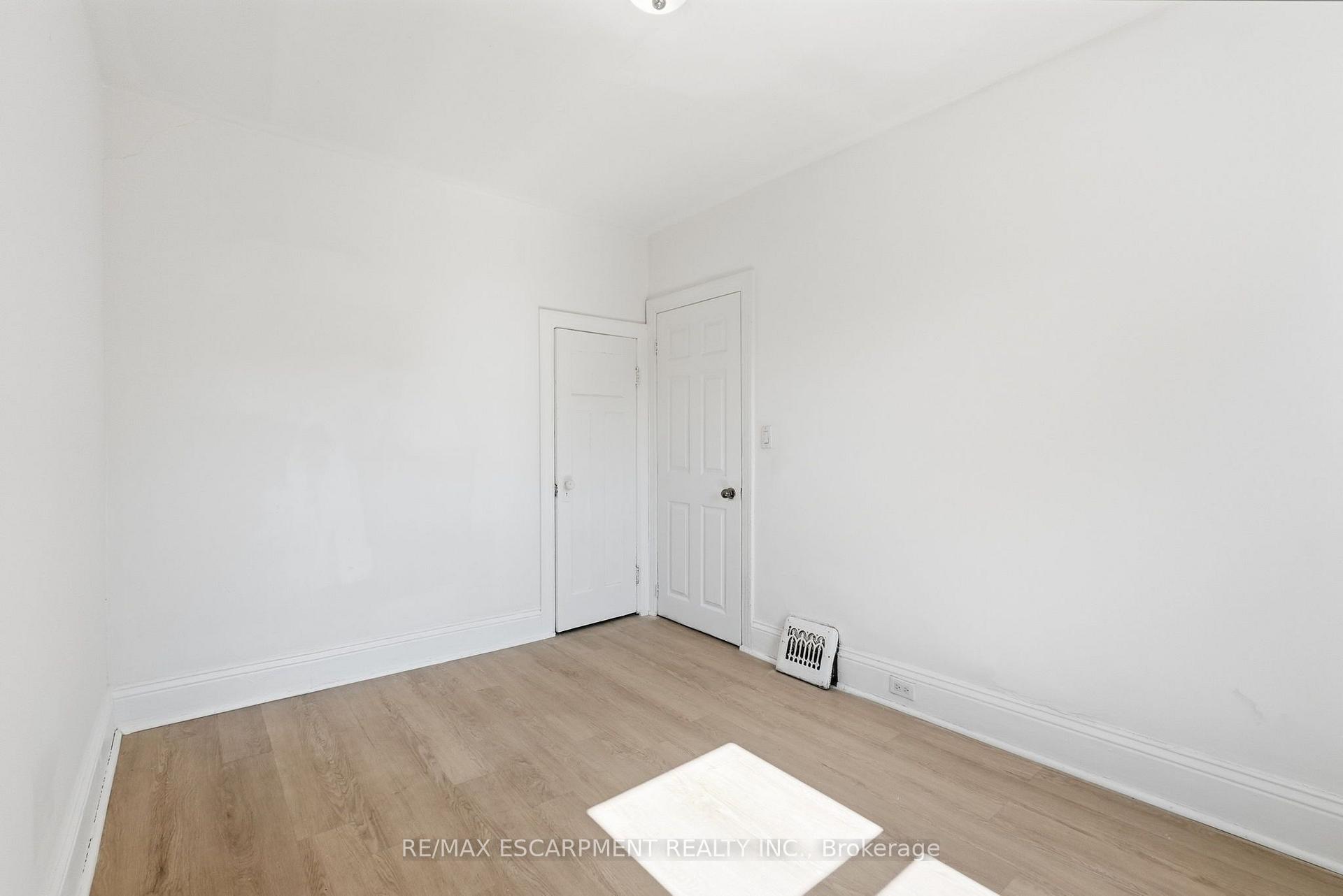 Photo 18 of 41 Barnesdale Avenue N, Hamilton, Stipley — HOMEH