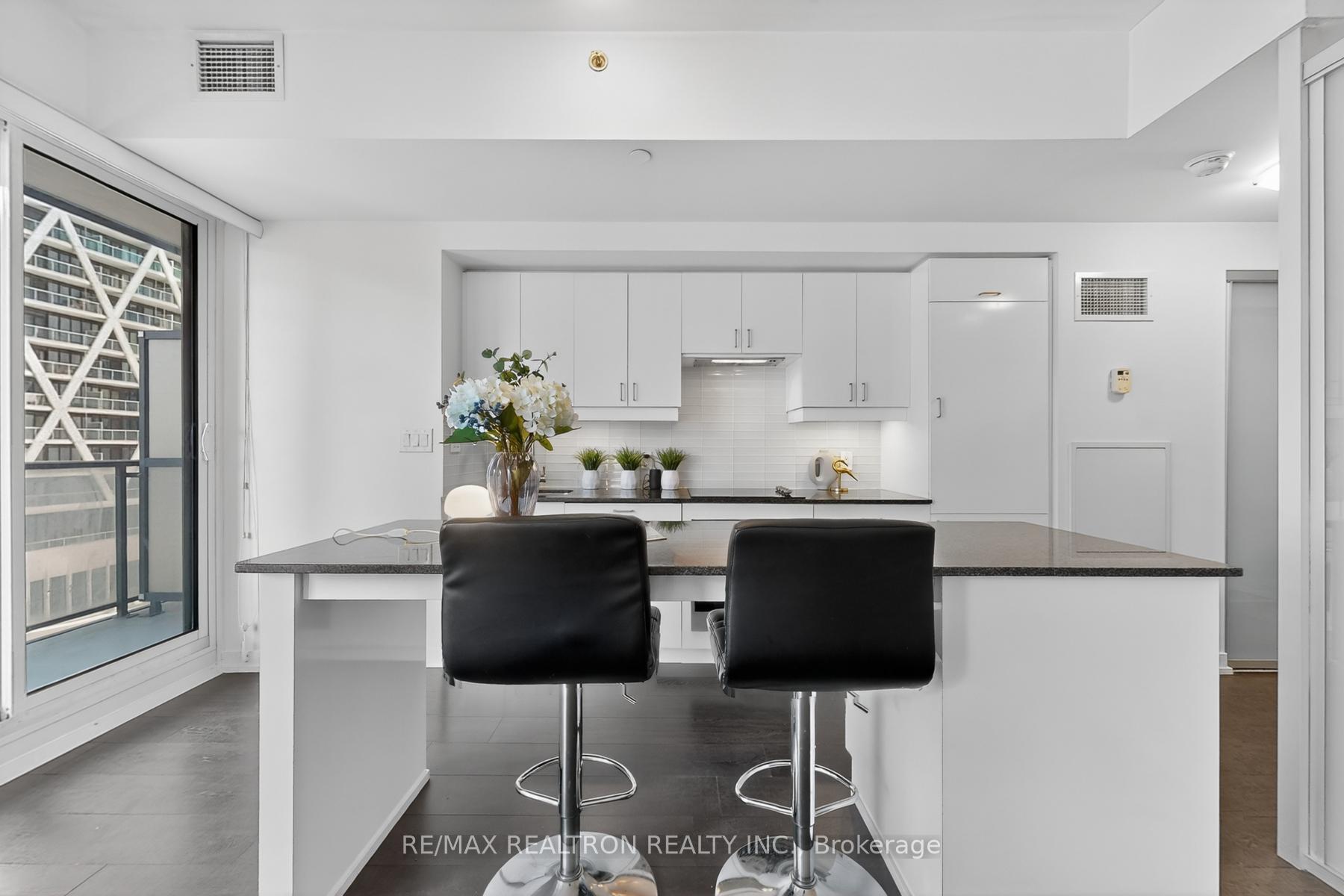 Photo 7 of Unit 905, 426 University Avenue, Toronto, Kensington-Chinatown — HOMEH