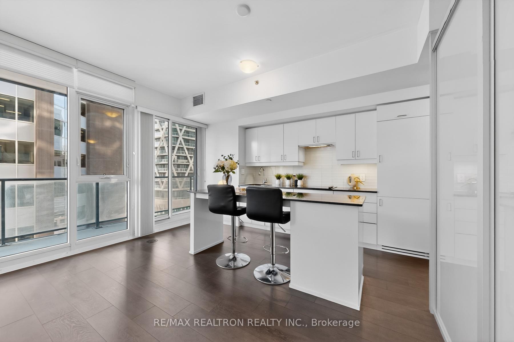 Photo 8 of Unit 905, 426 University Avenue, Toronto, Kensington-Chinatown — HOMEH