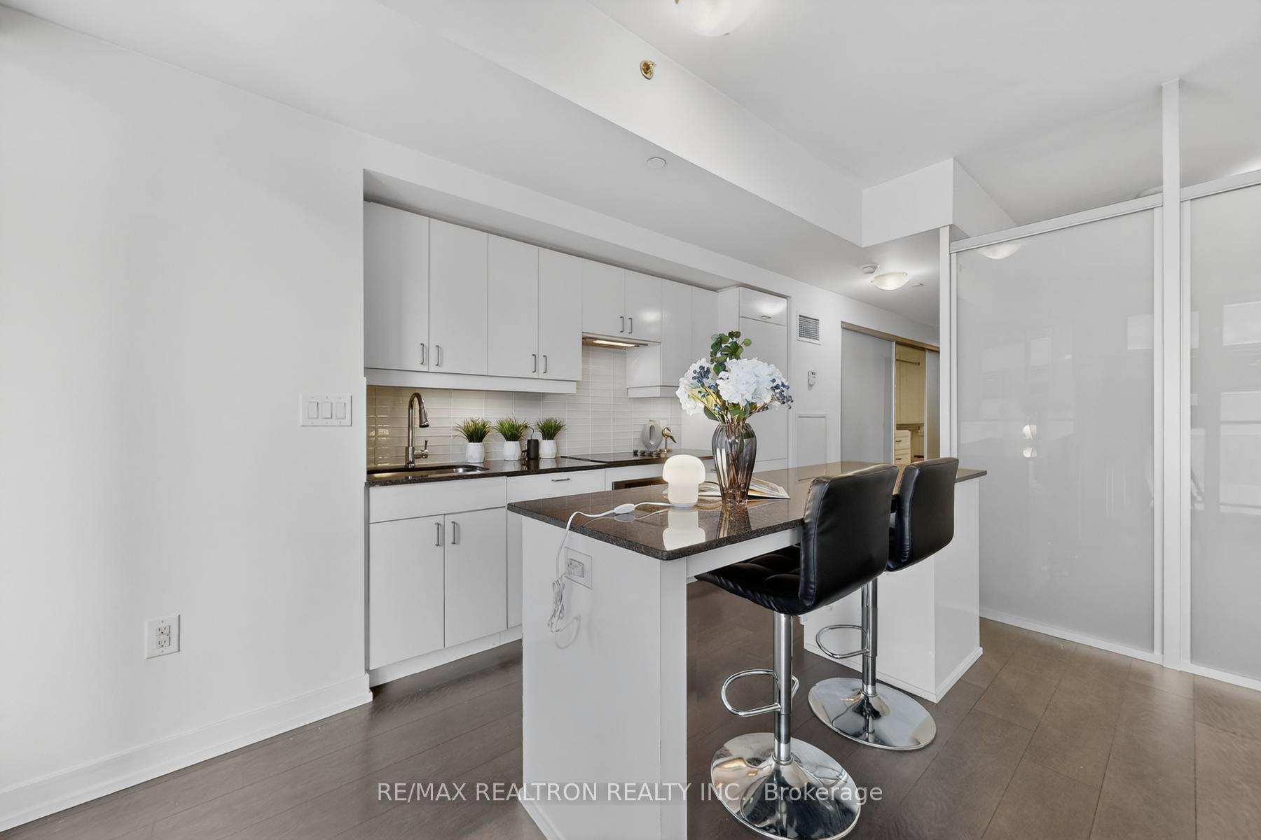 Photo 9 of Unit 905, 426 University Avenue, Toronto, Kensington-Chinatown — HOMEH