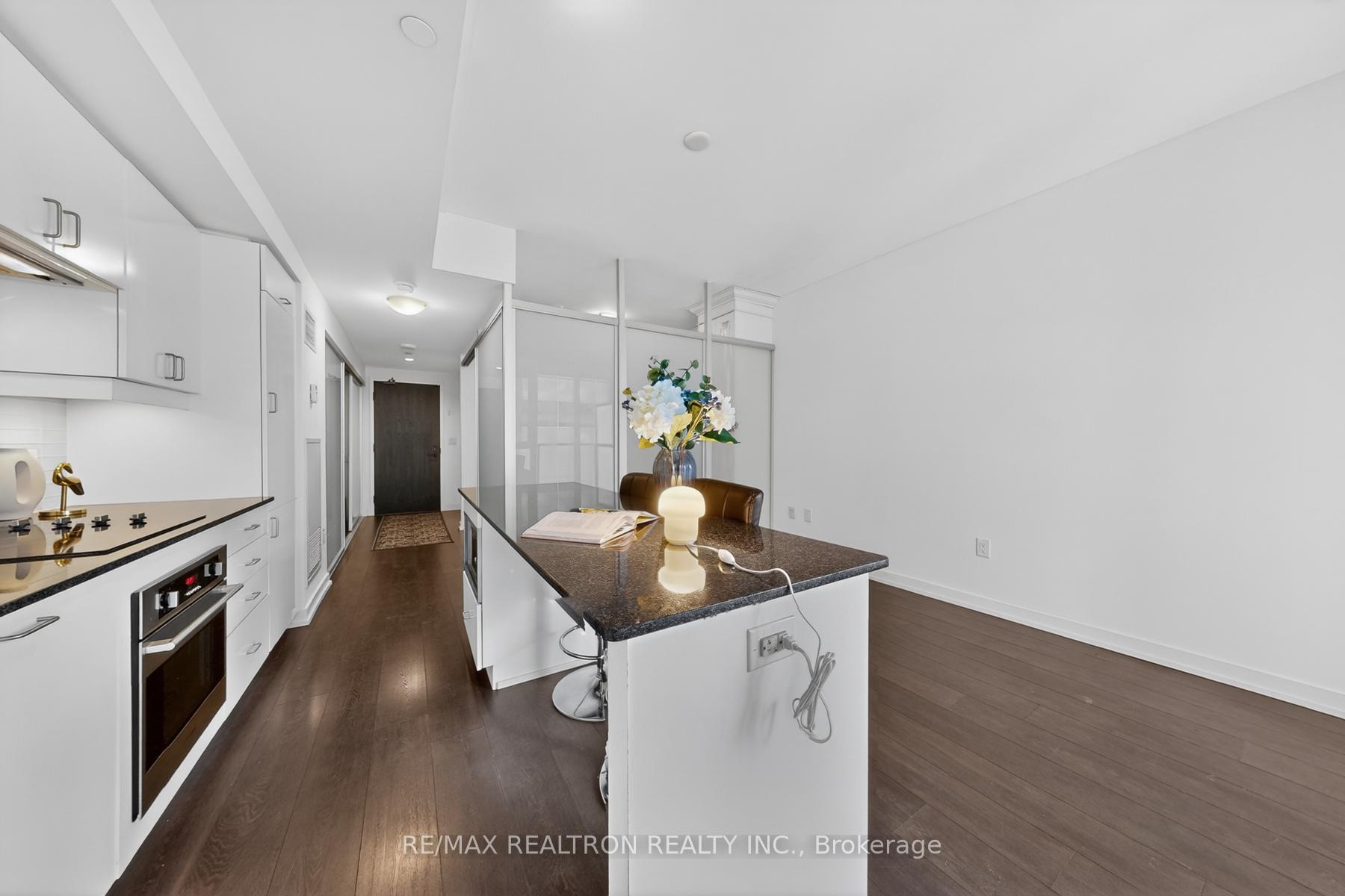 Photo 14 of Unit 905, 426 University Avenue, Toronto, Kensington-Chinatown — HOMEH