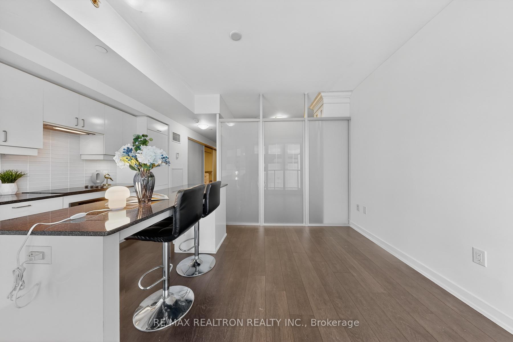 Photo 15 of Unit 905, 426 University Avenue, Toronto, Kensington-Chinatown — HOMEH