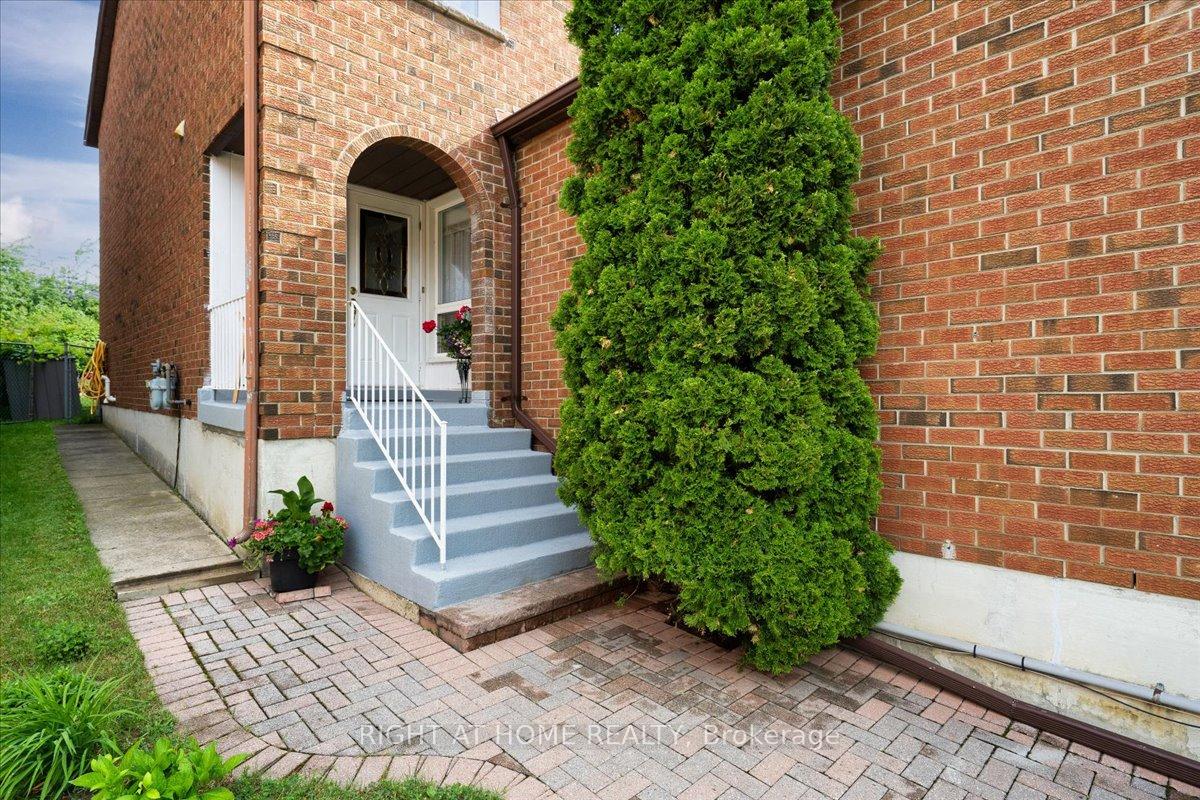 Photo 2 of 72 Rejane Crescent, Vaughan, Crestwood-Springfarm-Yorkhill — HOMEH
