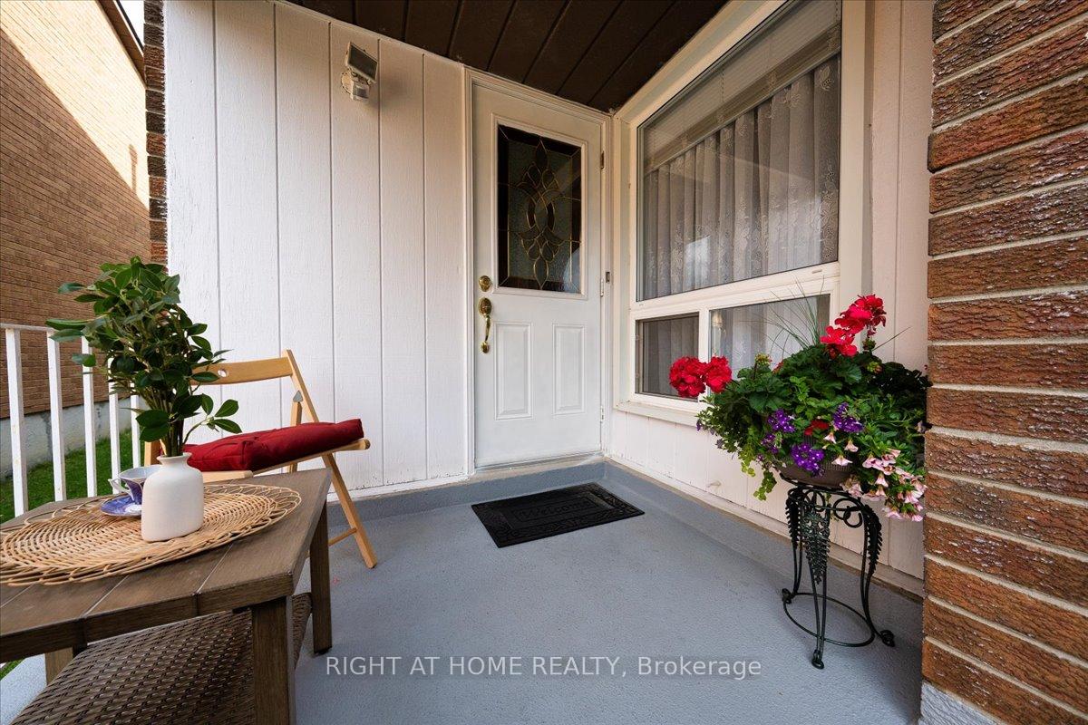Photo 3 of 72 Rejane Crescent, Vaughan, Crestwood-Springfarm-Yorkhill — HOMEH