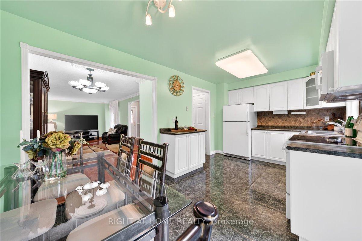 Photo 11 of 72 Rejane Crescent, Vaughan, Crestwood-Springfarm-Yorkhill — HOMEH