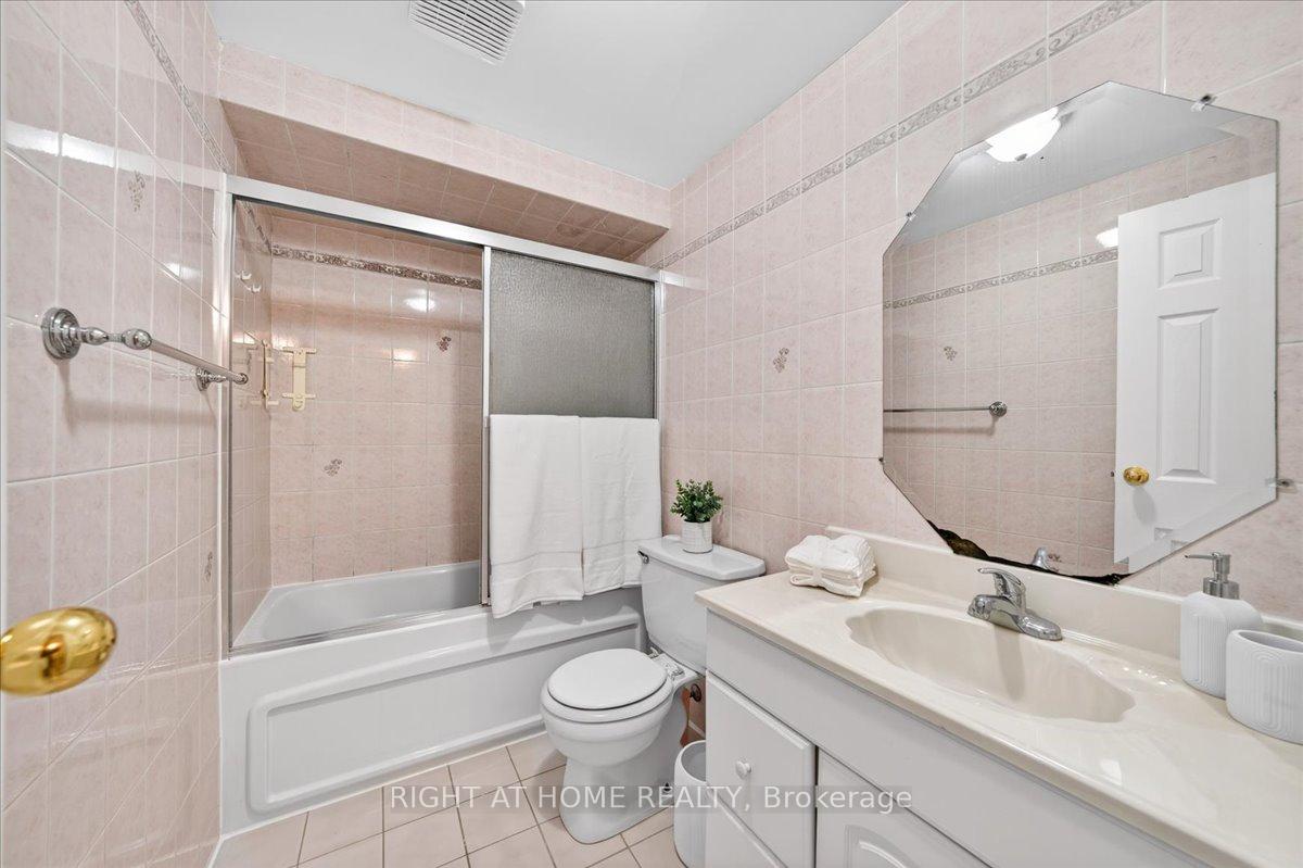 Photo 16 of 72 Rejane Crescent, Vaughan, Crestwood-Springfarm-Yorkhill — HOMEH