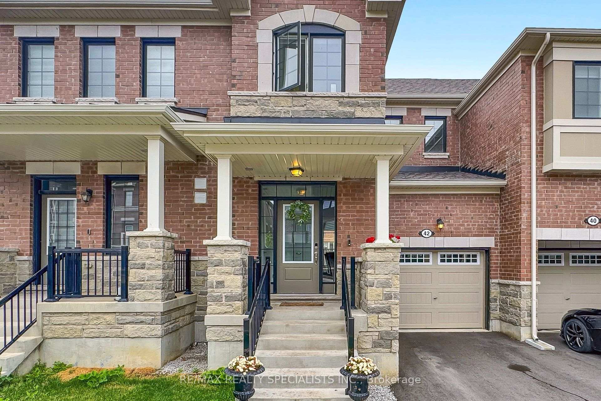 Photo 3 of 42 Keppel Circle, Brampton, Northwest Brampton — HOMEH