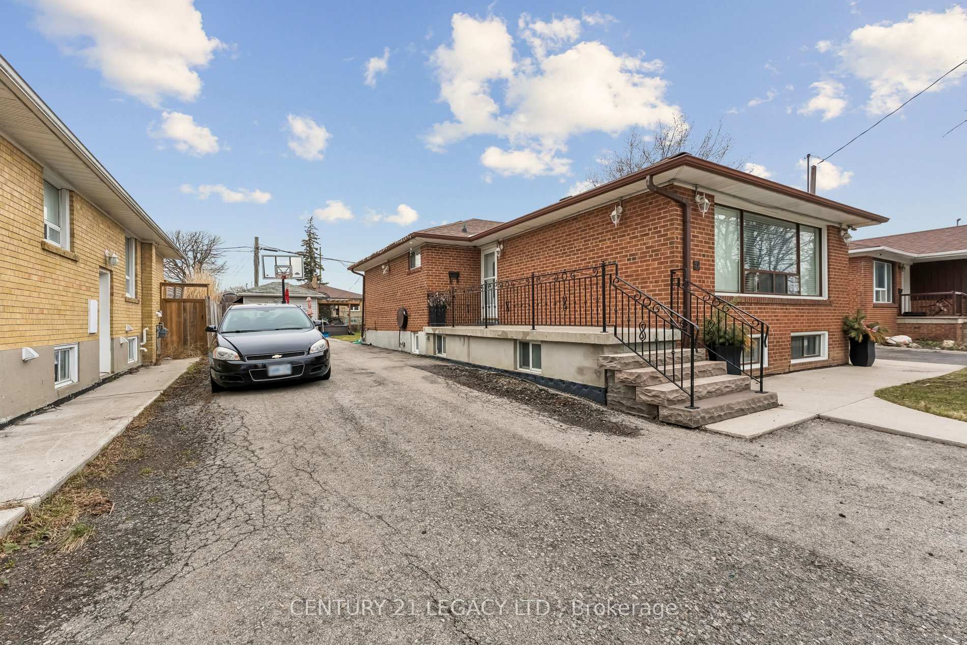 Photo 2 of 34 Cumberland Drive, Brampton, Brampton North — HOMEH
