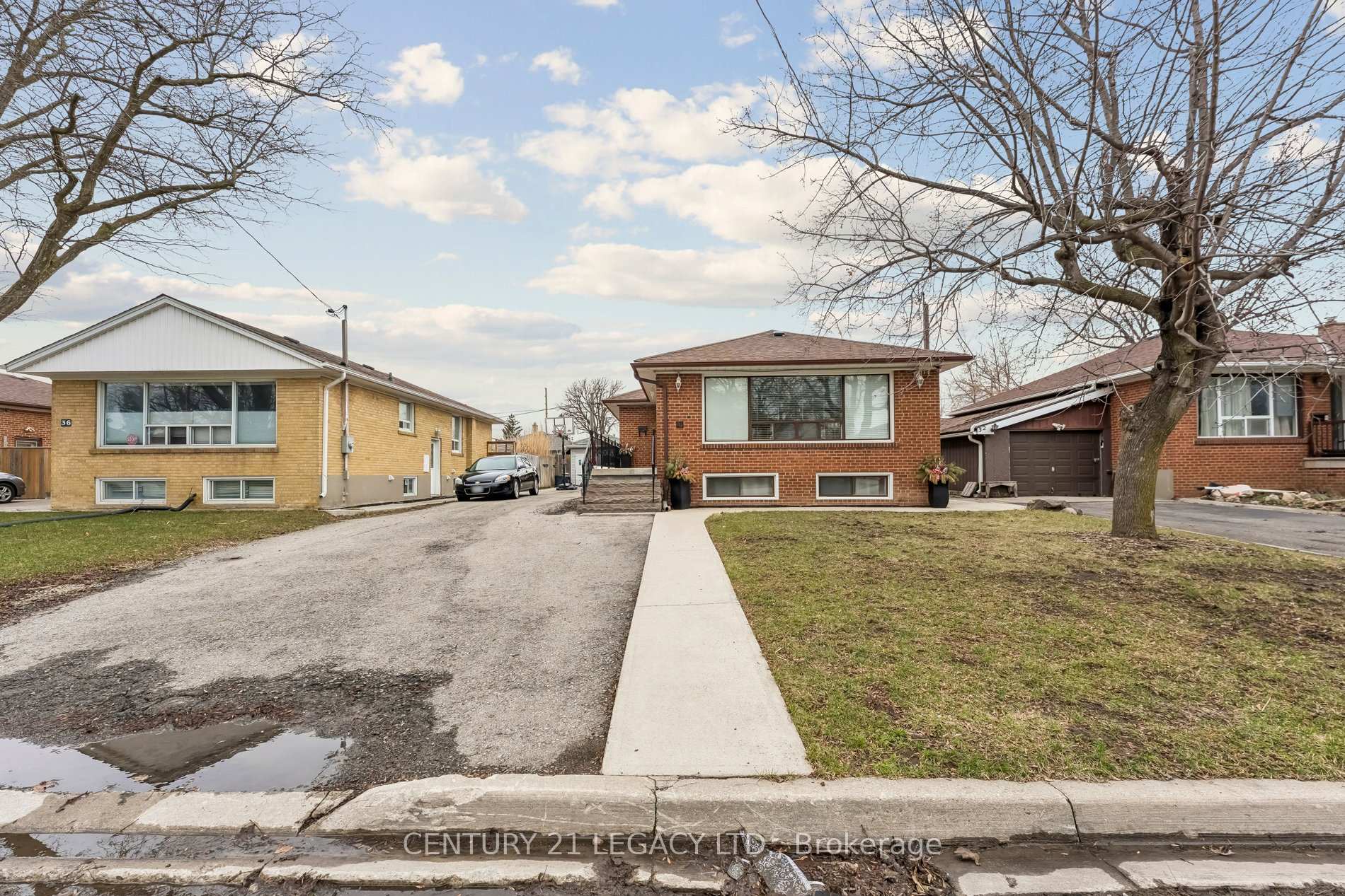 Photo 3 of 34 Cumberland Drive, Brampton, Brampton North — HOMEH