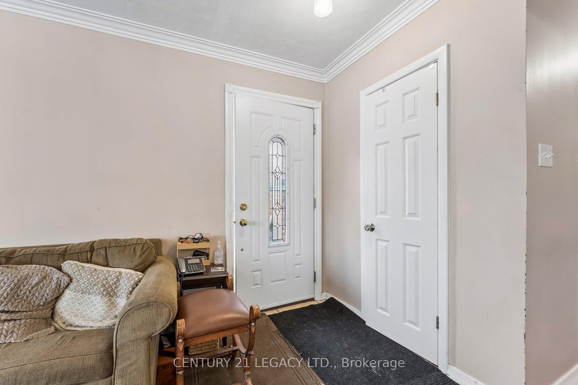 Photo 4 of 34 Cumberland Drive, Brampton, Brampton North — HOMEH