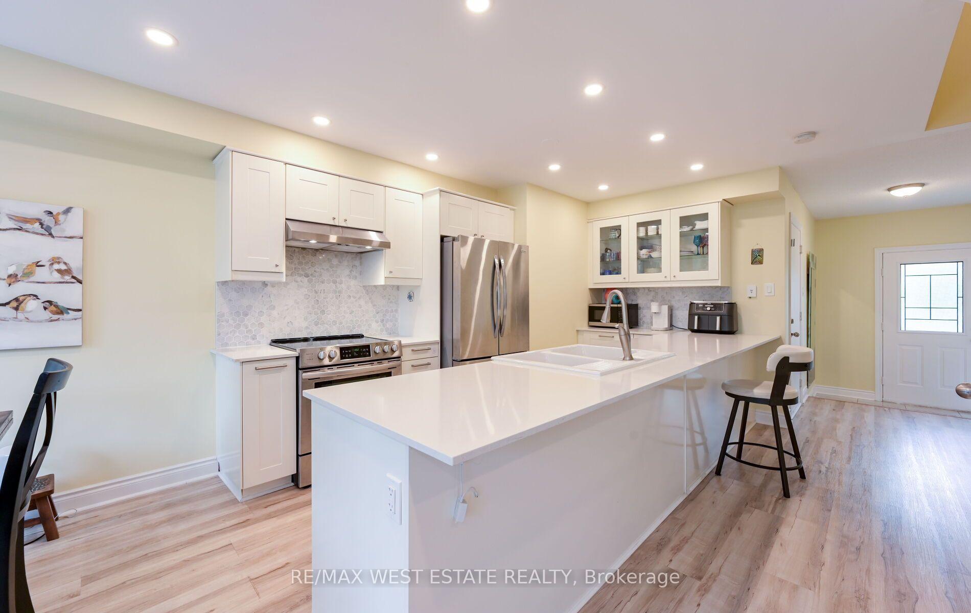 Photo 10 of 60 Waterbury Street, Caledon, Bolton East — HOMEH
