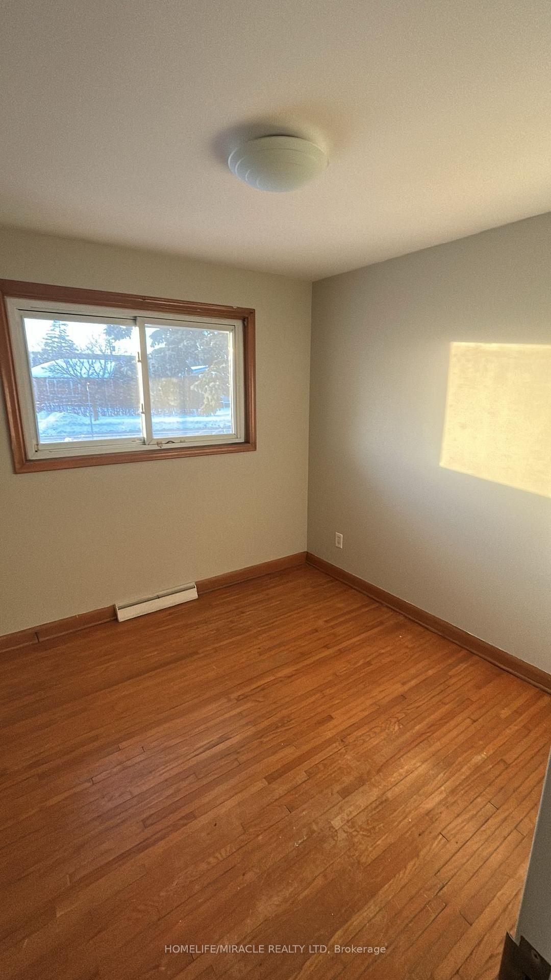 Photo 3 of Unit Upper, 26 Glengarry Road, St. Catharines, Oakdale — HOMEH